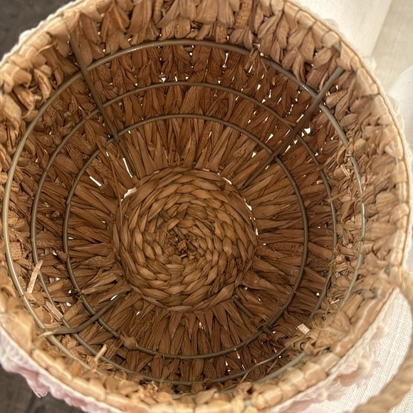 NWOT STRAW BASKET - Picture 7 of 17